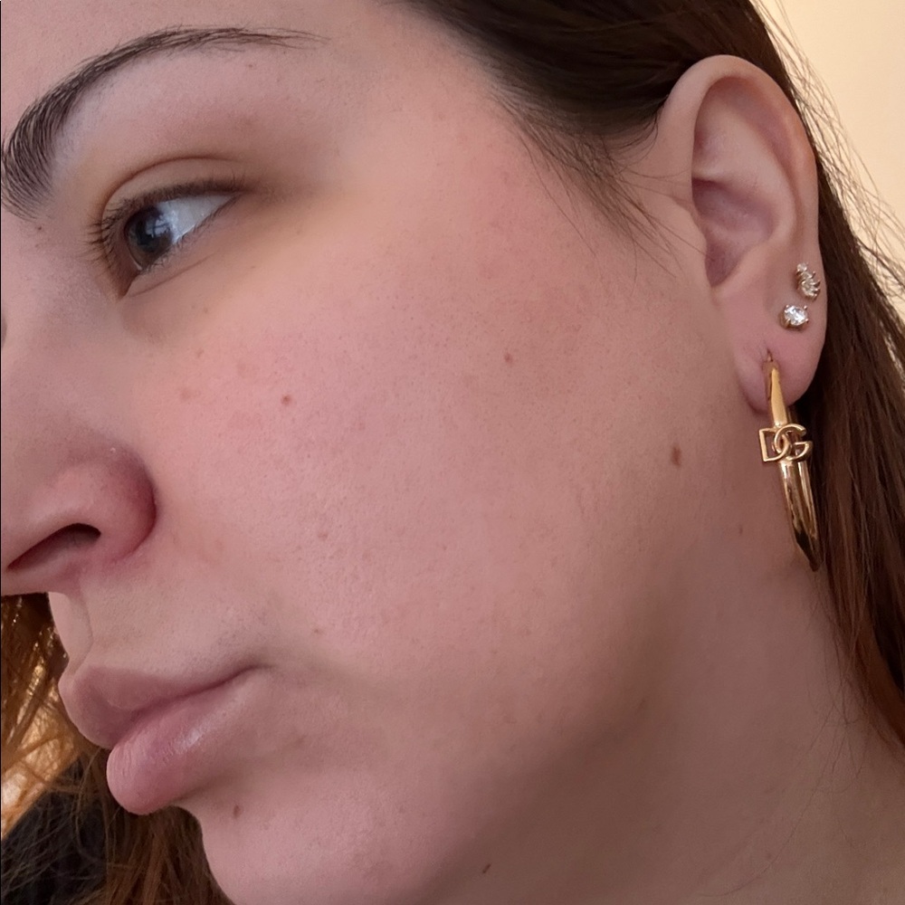 ❌SOLD❌Dolce & Gabbana DG logo charm hoop earring - Picture 8 of 9